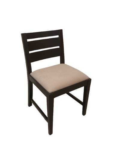 Silla clásica de madera con respaldo recto