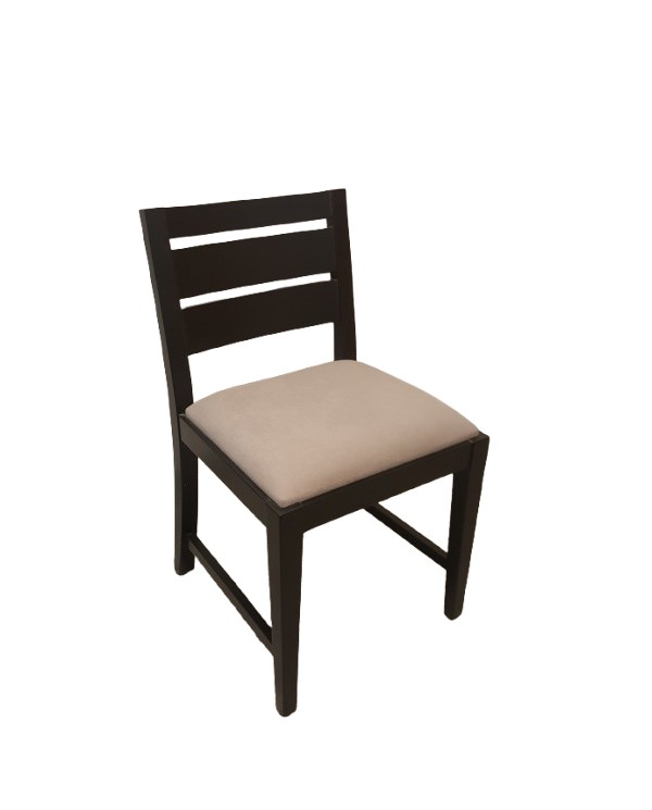 Silla clásica de madera con respaldo recto