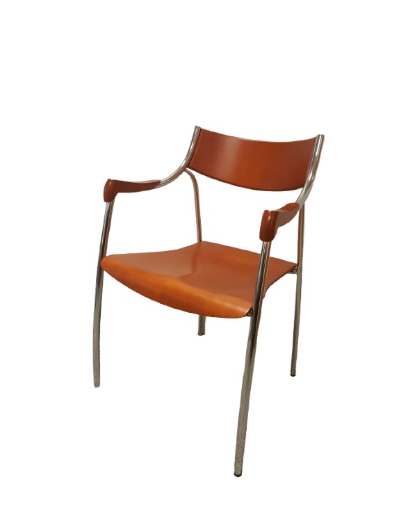 Silla tapizada en gris oscuro