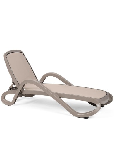 Tumbona con brazos y resina con tejido transpirable para piscina y playa Tumbona con brazos y resina con tejido transpirable para piscina y playa