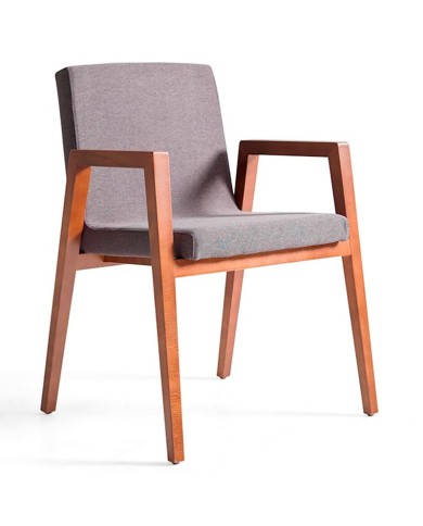 Sillón tapizado con brazos en madera Sillón tapizado con brazos en madera