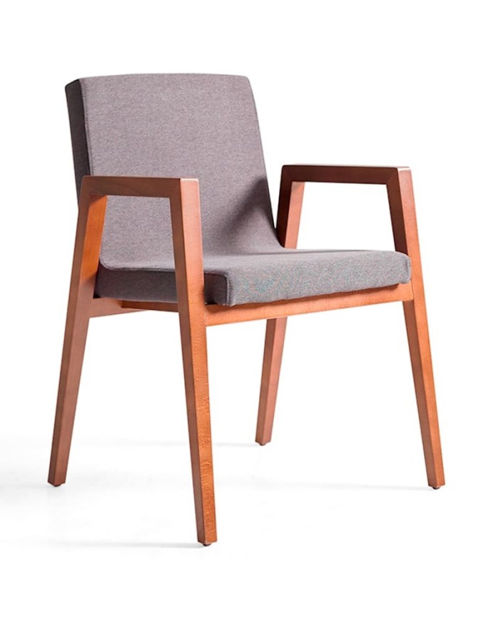 Sillón tapizado con brazos en madera