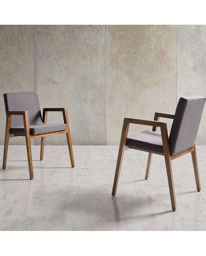 Sillón tapizado y madera A82