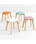 Taburete bajo Dolce CANCIO estructura de madera y asiento tapizado para cocina y hogar
