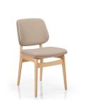 Silla de madera con asiento y respaldo tapizado, diseñada para hostelería interior y hogar.