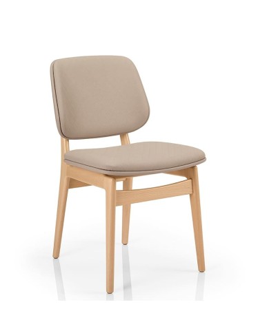 Silla de madera con asiento y respaldo tapizado, diseñada para hostelería interior y hogar.