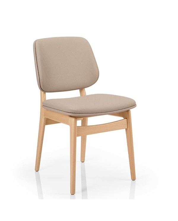 Silla de madera con asiento y respaldo tapizado, diseñada para hostelería interior y hogar.