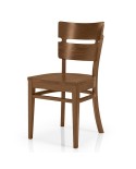 Silla de madera resistente y funcional, ideal para hostelería interior y hogar.