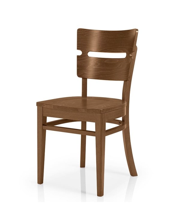 Silla de madera resistente y funcional, ideal para hostelería interior y hogar.