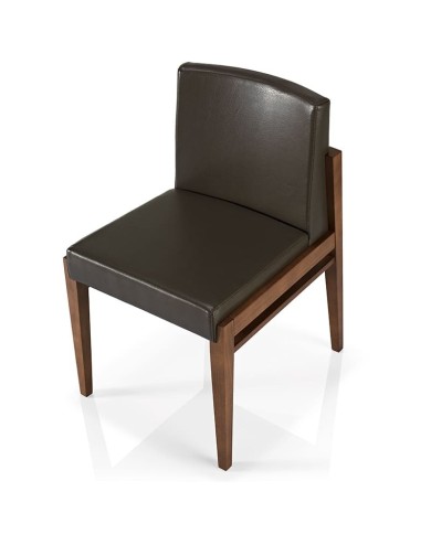 Silla de madera con asiento y respaldo tapizado, cómoda y resistente, ideal para hostelería interior y hogar.