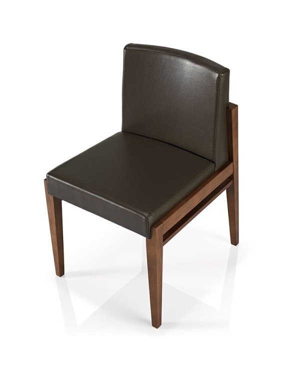 Silla de madera con asiento y respaldo tapizado, cómoda y resistente, ideal para hostelería interior y hogar.