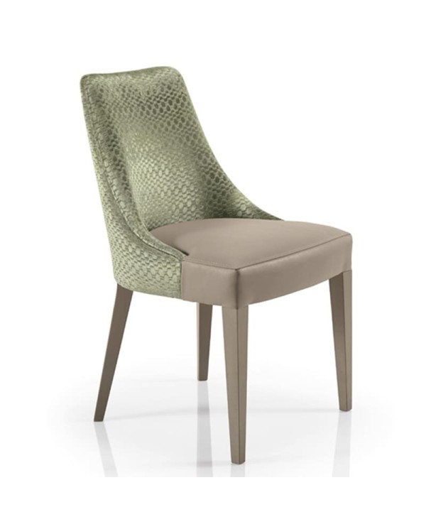 Silla tapizada con respaldo envolvente y patas de madera para comedor y hostelería