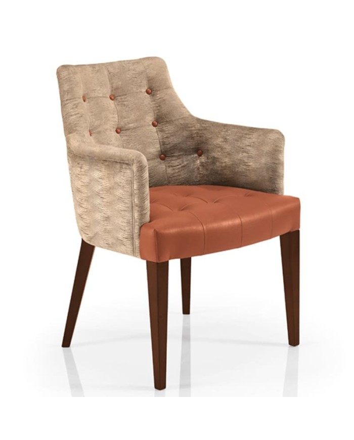 Sillón tapizado con brazos, respaldo capitoné y patas de madera para salón-comedor en hogar y hostelería