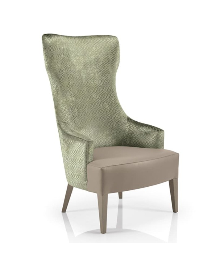 Butaca tapizada con respaldo alto envolvente y asiento acolchado para hostelería y hogar