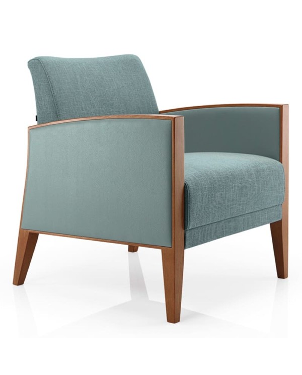 Butaca tapizada con brazos, cómoda y elegante, ideal para hostelería interior y hogar.