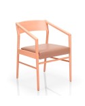 Sillón de madera con asiento tapizado para hogar y hostelería.