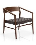 Butaca de madera con brazos y asiento trenzado para hogar y hostelería interior.