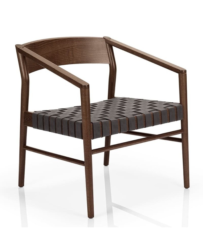 Butaca de madera con brazos y asiento trenzado para hogar y hostelería interior.