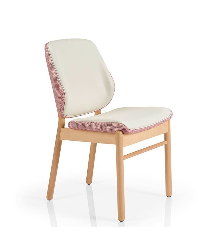 Silla de madera con respaldo y asiento tapizado para hogar y hostelería interior.