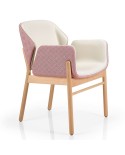 Sillón de madera con brazos y asiento tapizado para hogar y hostelería interior. Restaurante y cafetería