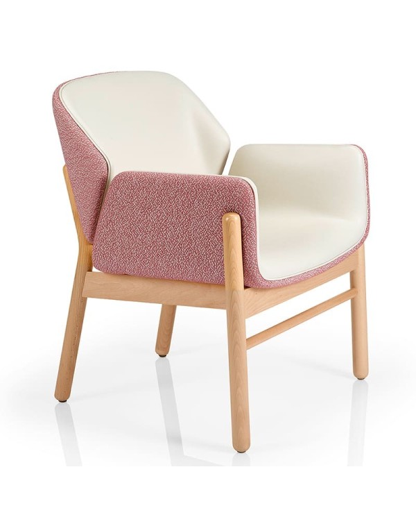 Butaca de diseño y calidad en madera con brazos y asiento tapizado para hogar y hostelería interior.