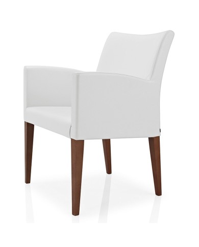 Butaca tapizada con brazos y patas de madera para hogar y hostelería.