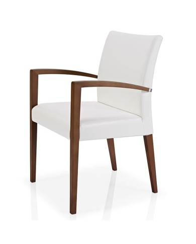 Butaca tapizada con brazos y patas de madera para hogar y hostelería.