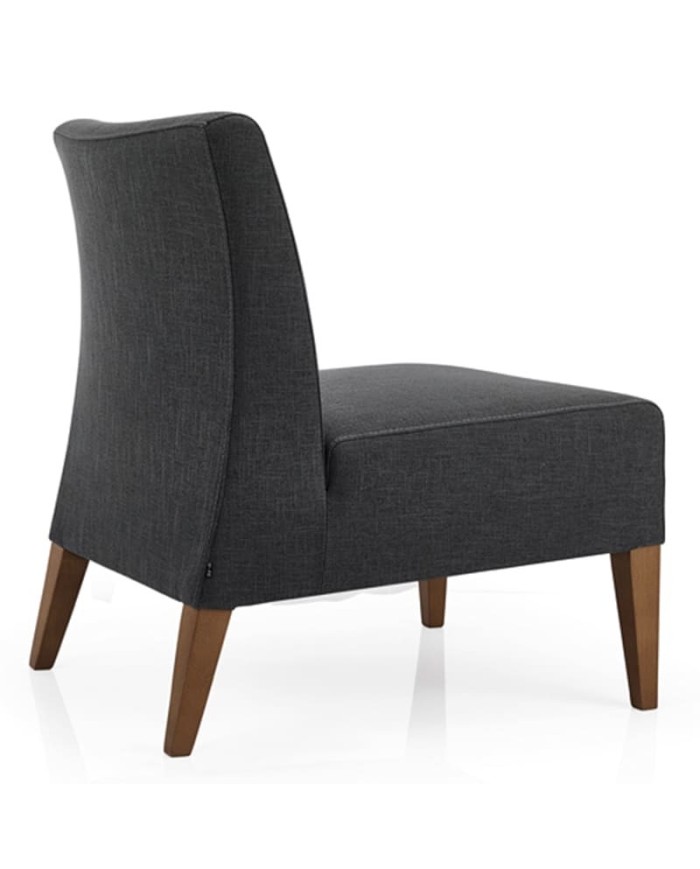 Butaca tapizada y patas de madera para hogar y hostelería.