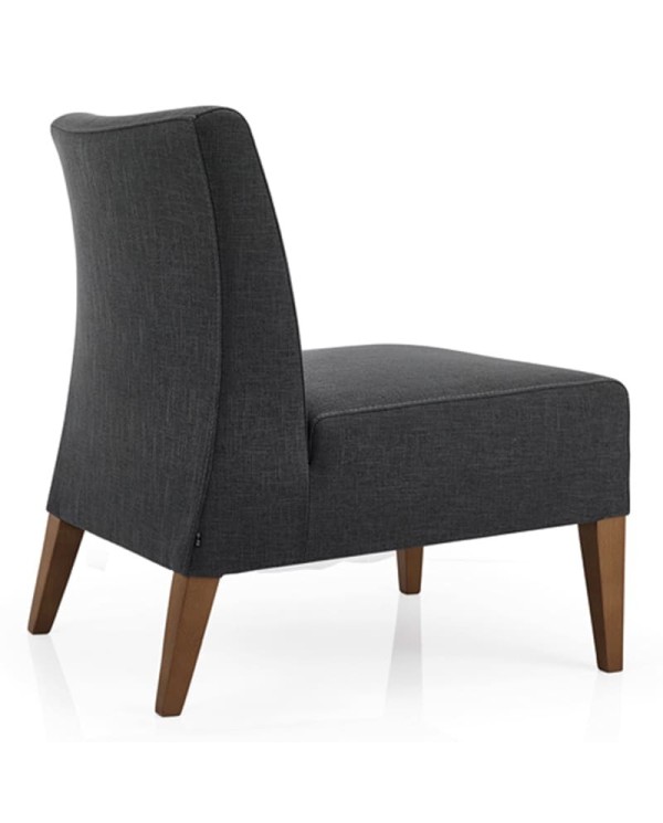 Butaca tapizada y patas de madera para hogar y hostelería.