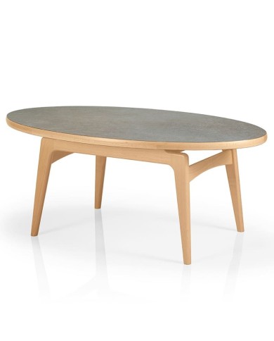 Mesa de madera con sobre resistente y estructura robusta para hogar y hostelería.