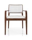 Sillón tapizado con brazos y estructura de madera para hogar y hostelería