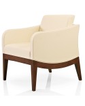 Butaca de madera con asiento y respaldo tapizados para hogar y hostelería.