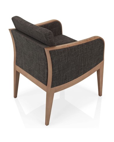 Butaca de madera con asiento y respaldo tapizados y brazos en madera para hogar y hostelería.