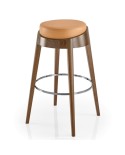 Taburete de madera con asiento tapizado y reposapiés metálico para hogar y hostelería.