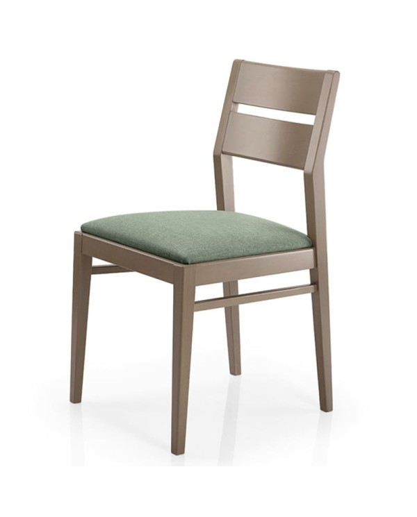 Silla de madera con asiento tapizado y respaldo de lamas para hogar y hostelería.