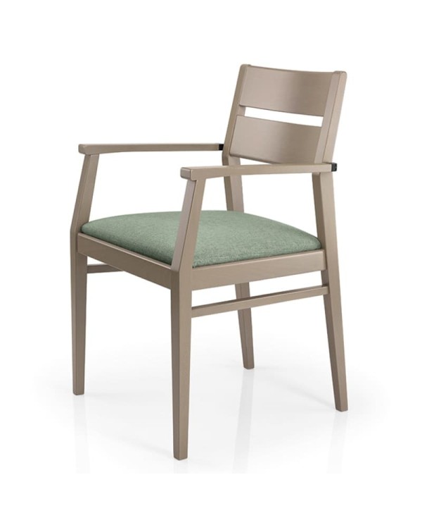 Sillón de madera con asiento tapizado y respaldo de lamas para hogar y hostelería.