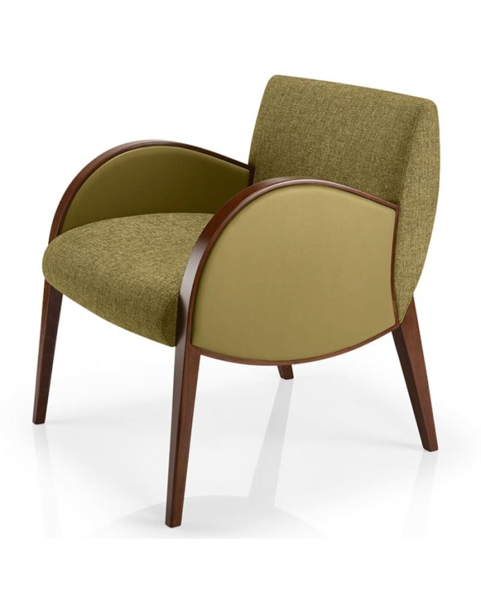 Butaca de madera con asiento y respaldo tapizados con brazos envolventes para hogar y hostelería.