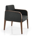 Butaca de madera con asiento y respaldo tapizados con brazos envolventes para hogar y hostelería.
