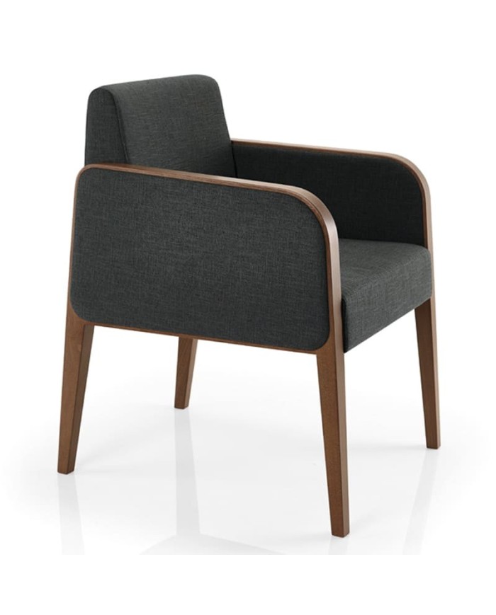 Butaca de madera con asiento y respaldo tapizados con brazos envolventes para hogar y hostelería.