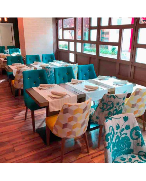 Silla curvada tapizada con capitoné M90