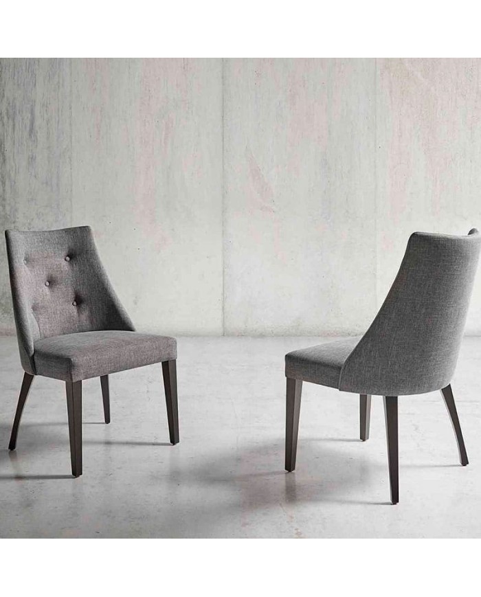 Silla curvada tapizada con capitoné M90