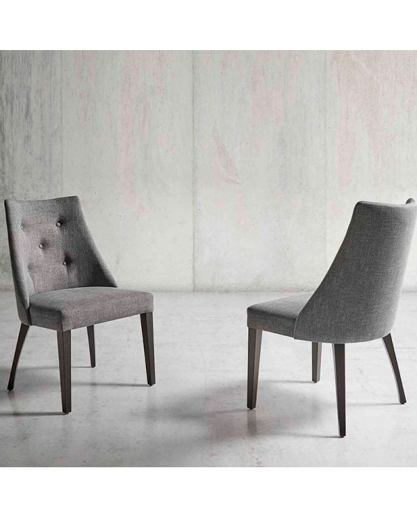 Silla curvada tapizada con capitoné M90