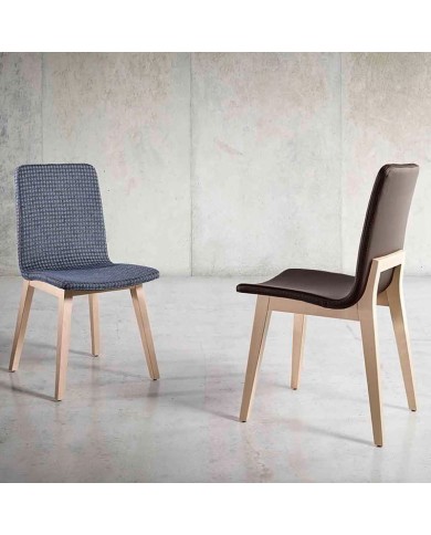 Silla con carcasa tapizada y estructura de madera Silla con carcasa tapizada y estructura de madera