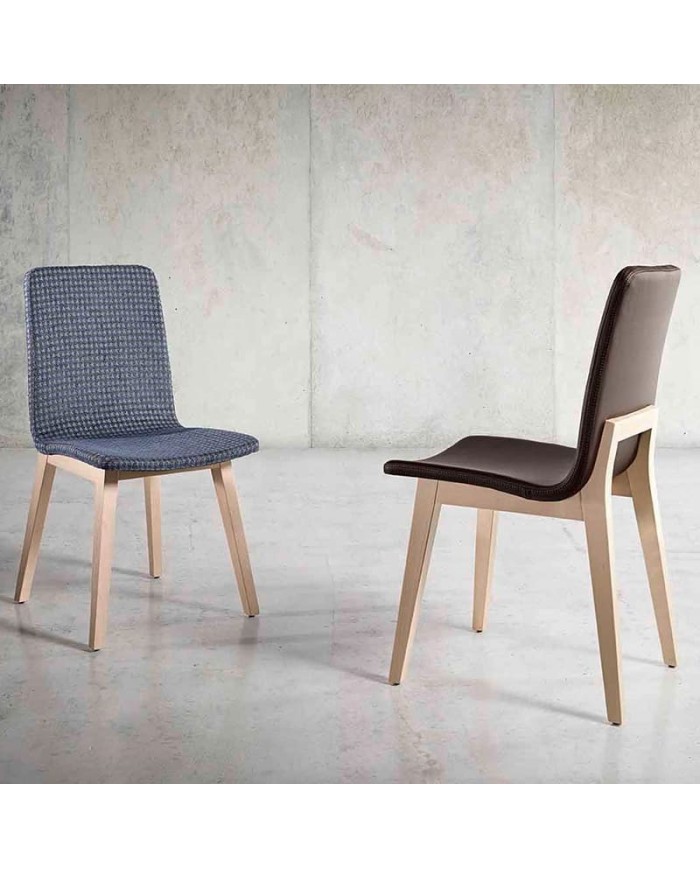 Silla con carcasa tapizada y estructura de madera Silla con carcasa tapizada y estructura de madera