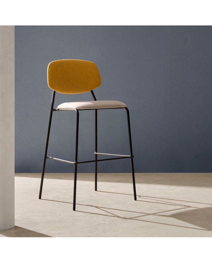 Taburete de diseño con asiento acolchado tapizado