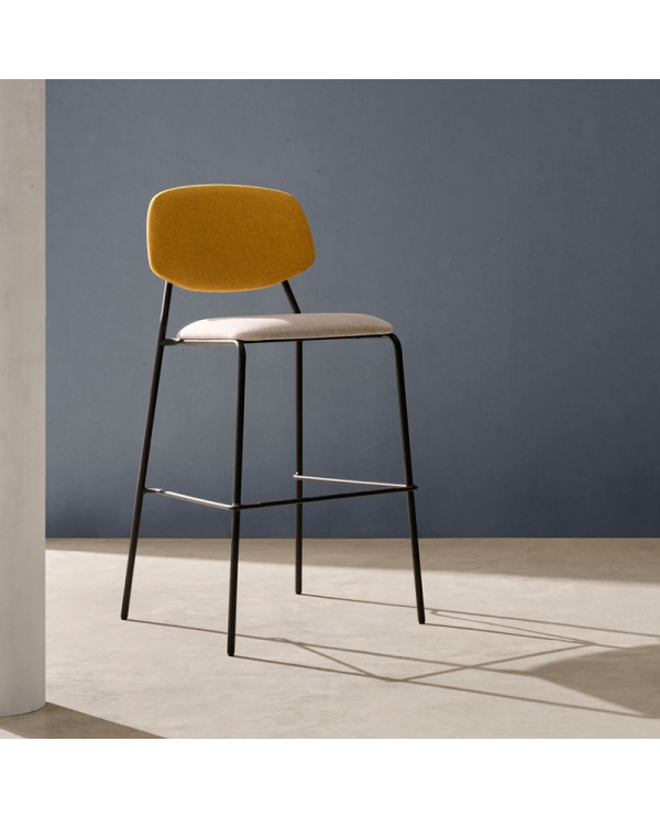 Taburete de diseño con asiento acolchado tapizado