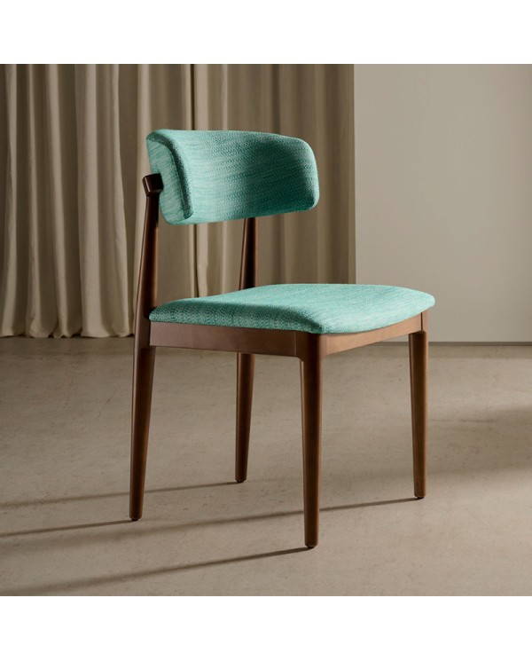 Silla con estructura de madera curvada. Asiento y respaldo acolchado. Para hogar y hostelería