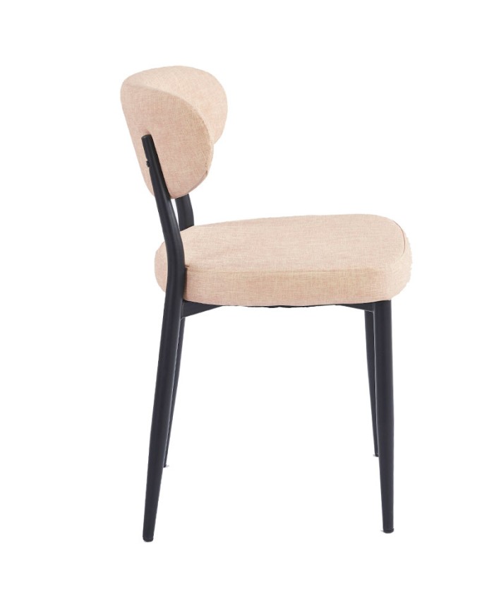 Modelo decorativo con líneas suaves y estructura metálica negra