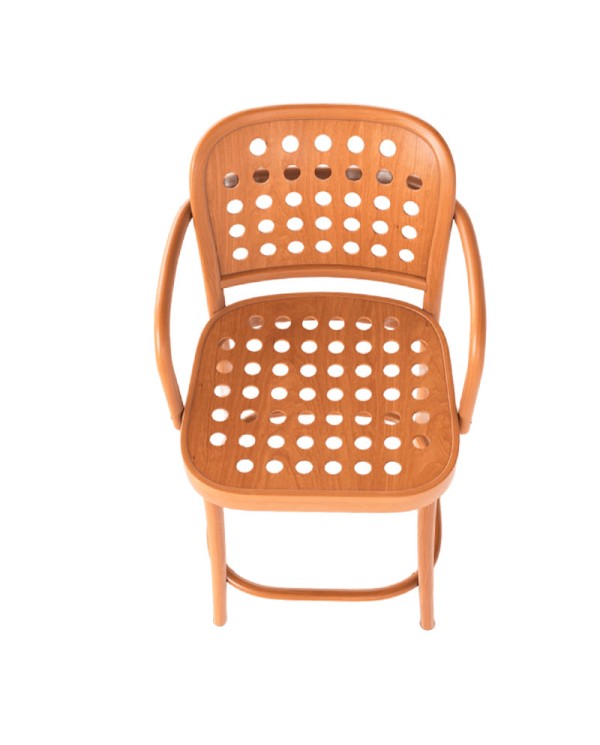 Taburete TON con asiento y respaldo de madera.