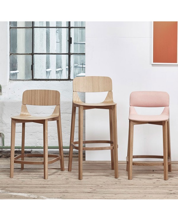 Modelo Leaf Bar TON con asiento y respaldo de madera para espacios de restauración.